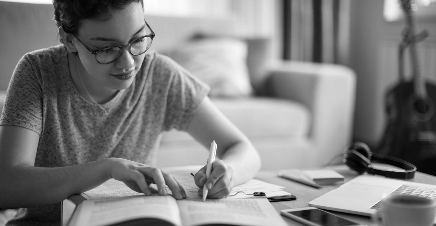 Gemeinschaftliche Diskussion in einer Lerngruppe